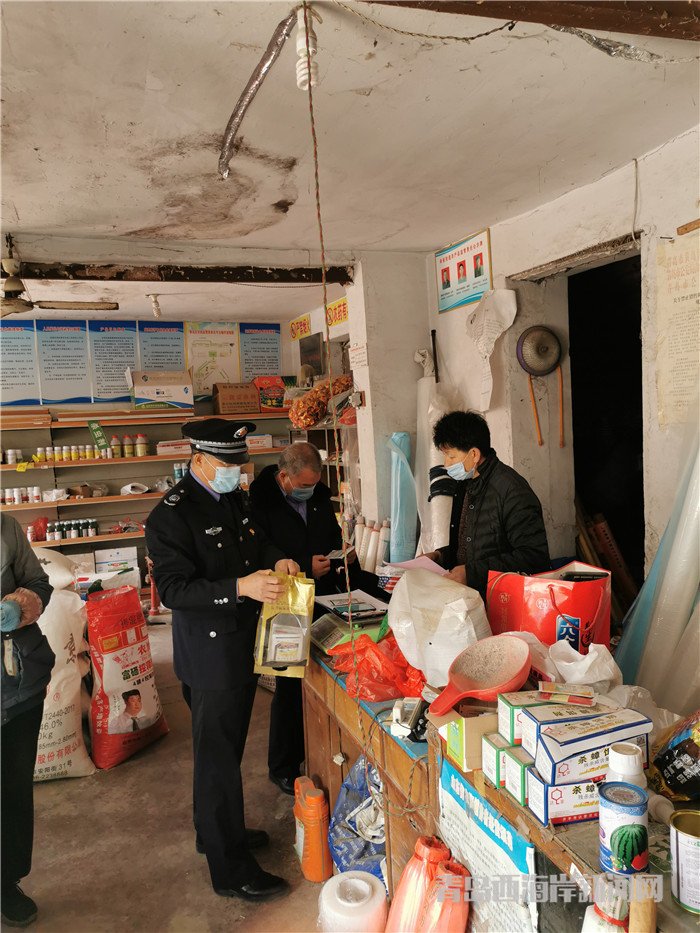 圖1為西海岸新區(qū)農(nóng)業(yè)綜合行政執(zhí)法大隊(duì)執(zhí)法人員在辛安街道農(nóng)藥店檢查。.jpg